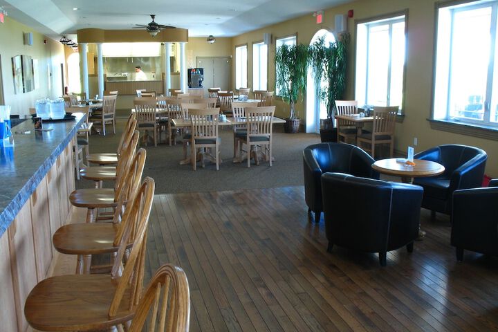Lounge 46 of 65