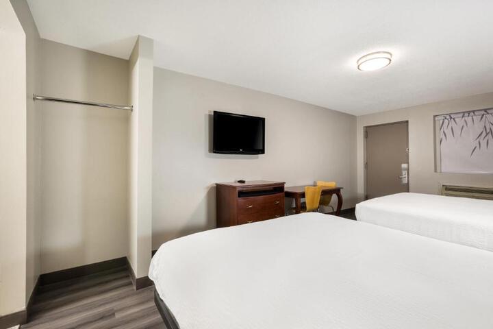 Standard Room, King or Two Doubles (7 of 9)