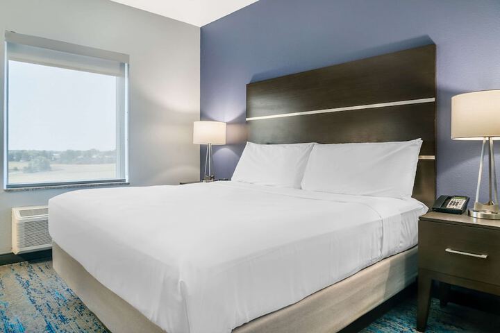 Nk Standard Room 1 King Bed (5 of 16)