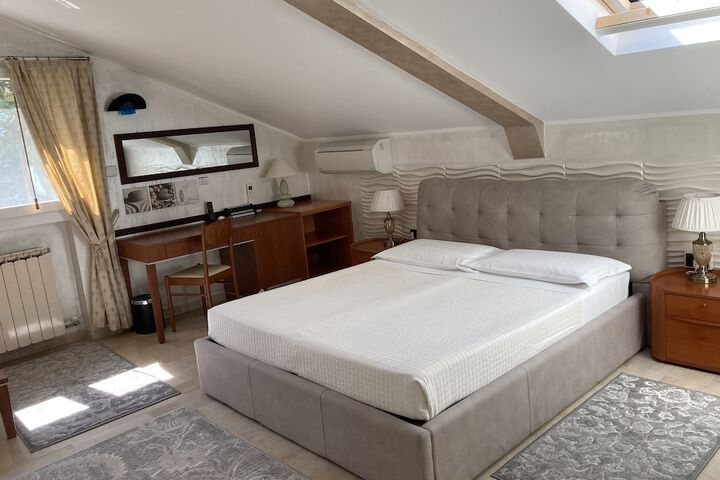 Room 4 of 98