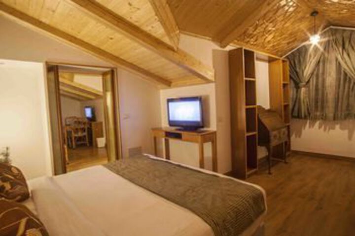 Room 15 of 48