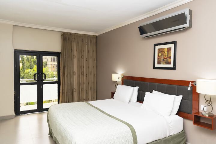 Room 8 of 90