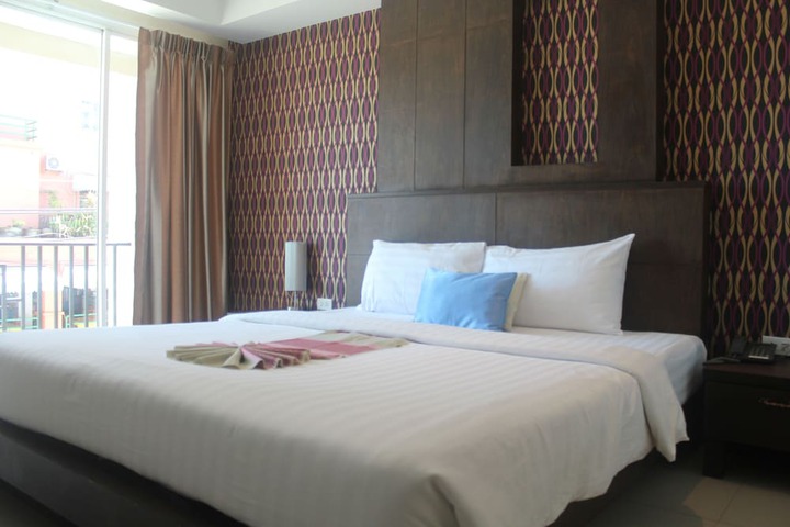 Room 28 of 65