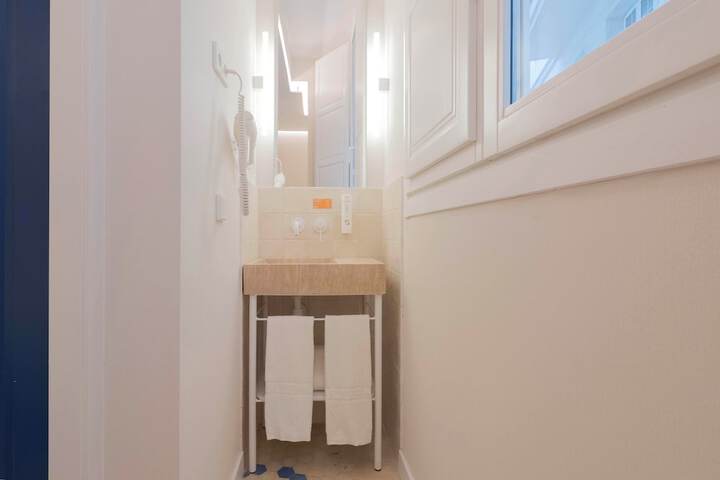 Room 43 of 77