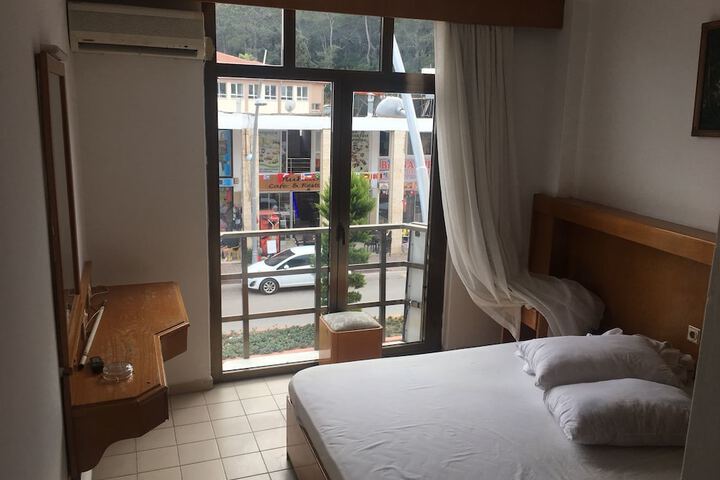 Room 6 of 8