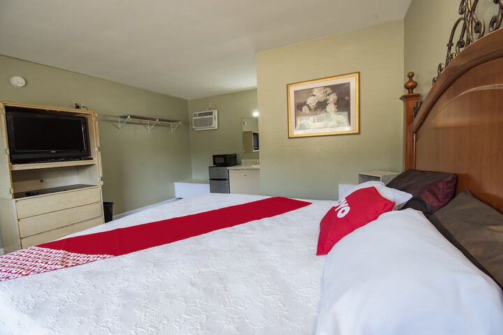 1 King Bed (2 of 10)