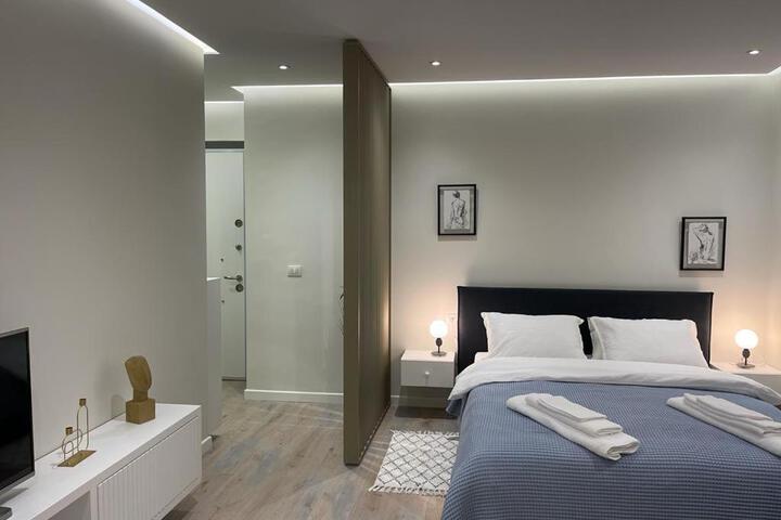 Room 2 of 10