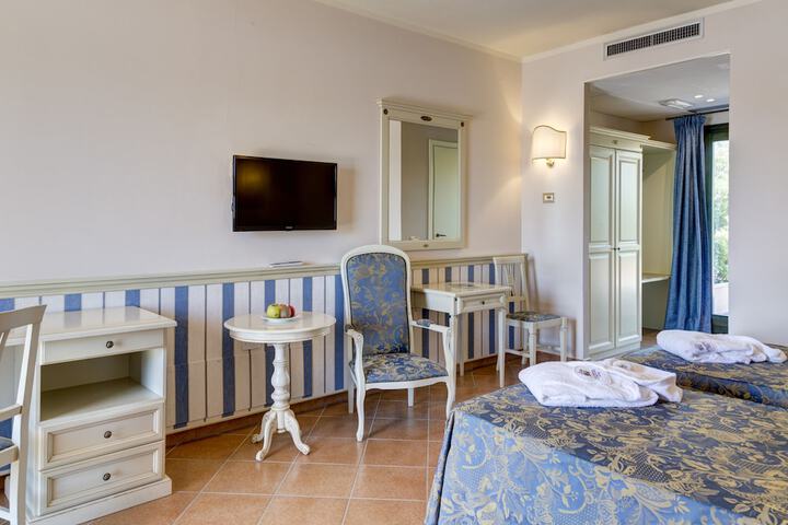Room 4 of 94