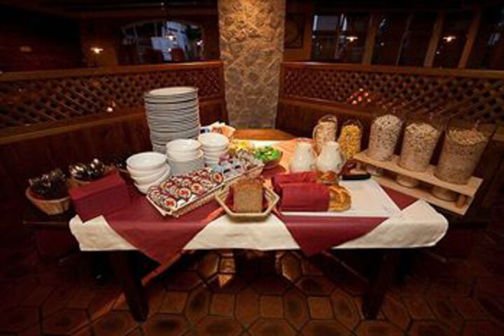 Dining 4 of 12