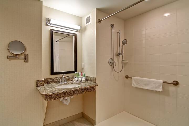 1 King Standard Accessible (2 of 17)