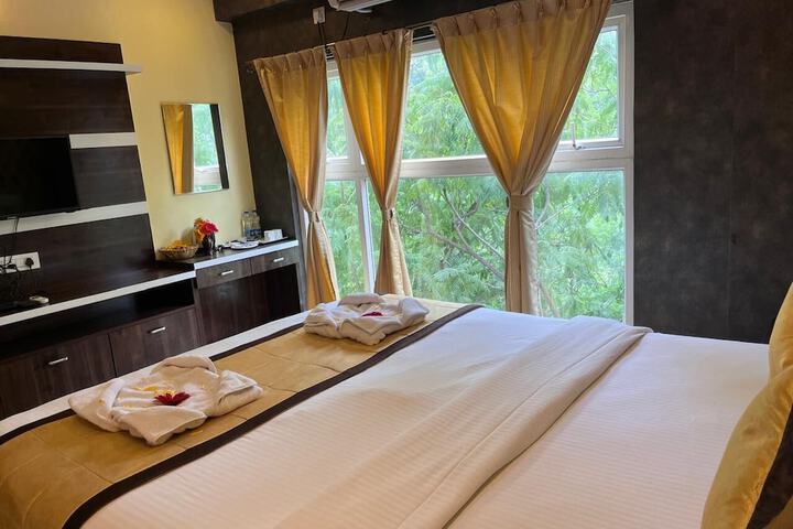 Room 2 of 32