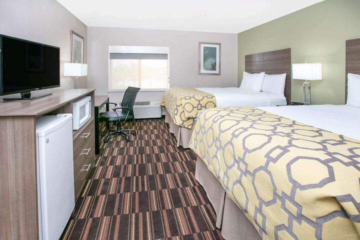 2 Queen Beds (12 of 13)