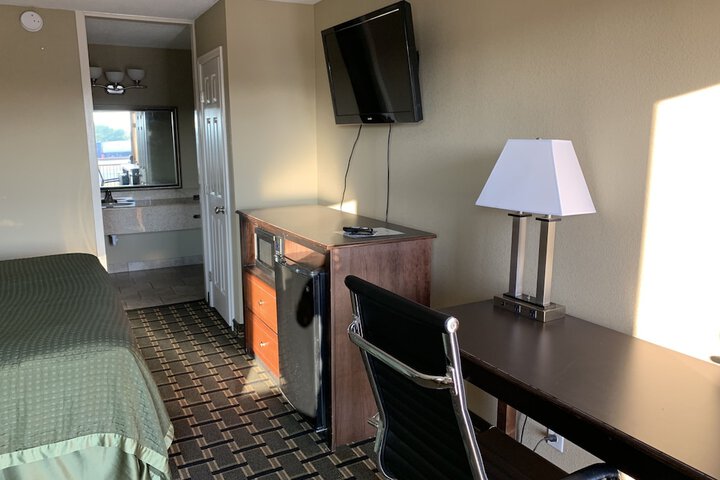 1 Queen Bed (6 of 15)
