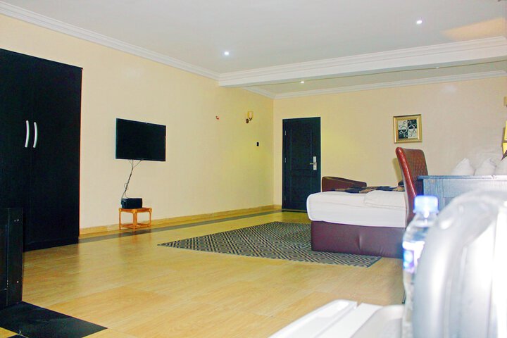 Room 33 of 93