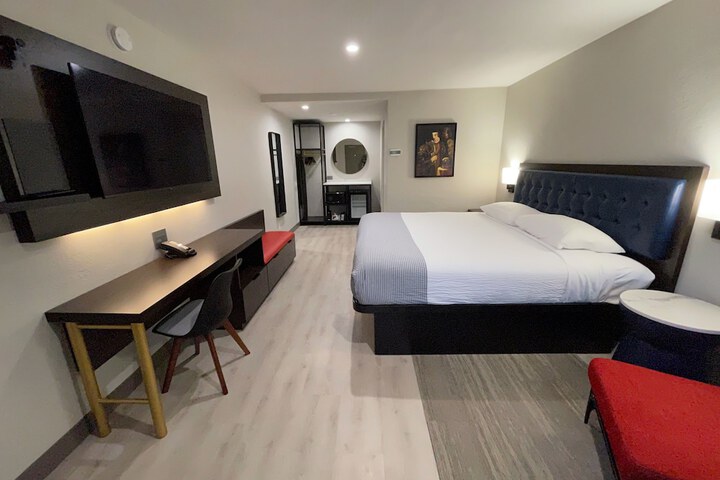 1 King Bed (5 of 17)