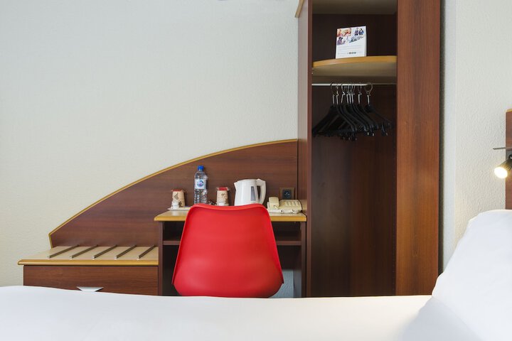 Room 28 of 65
