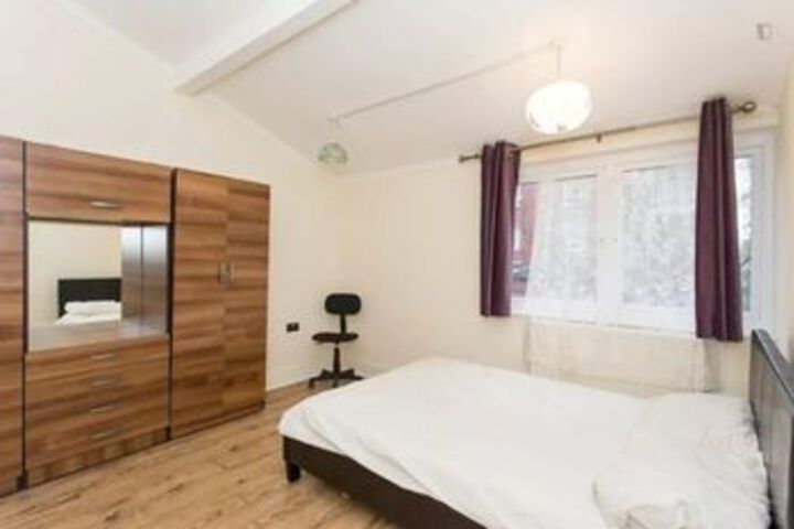 Room 4 of 10