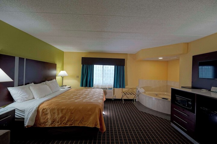 1 King Bed (5 of 8)