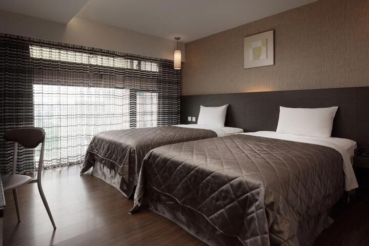 Room 17 of 36