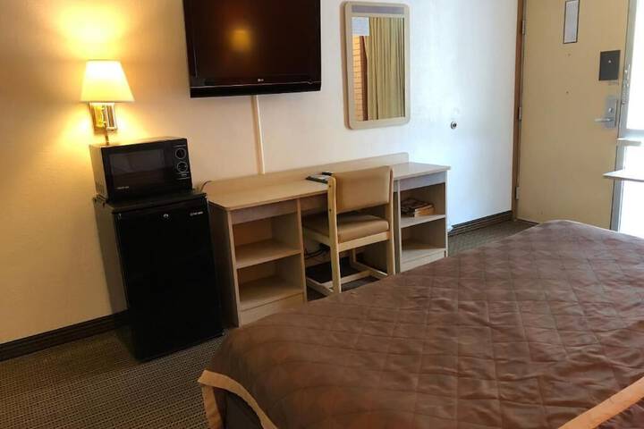 1 King Bed (4 of 13)