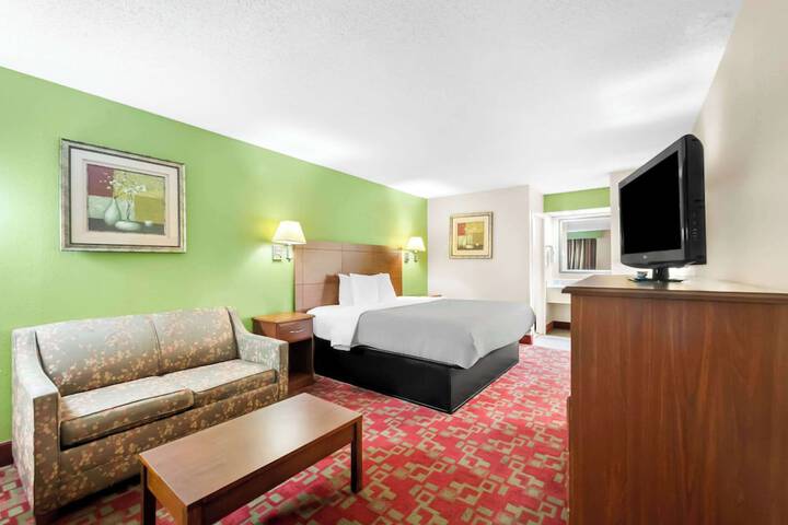 1 King Bed (5 of 9)