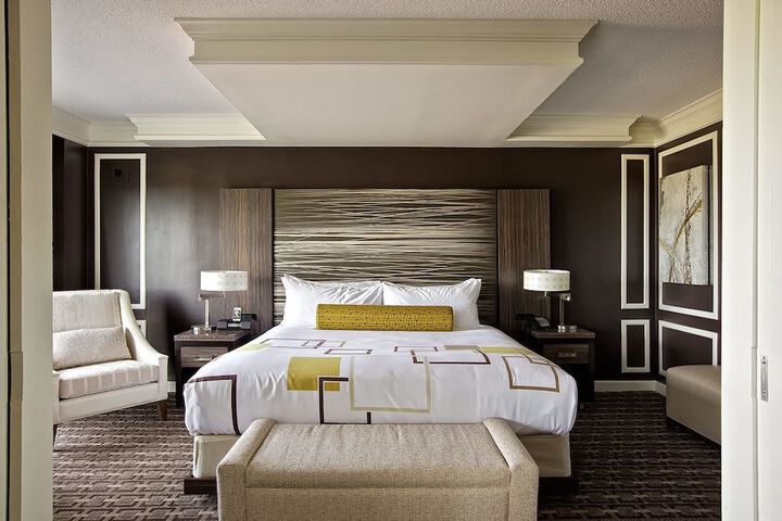 Luxury King Bed (11 of 21)