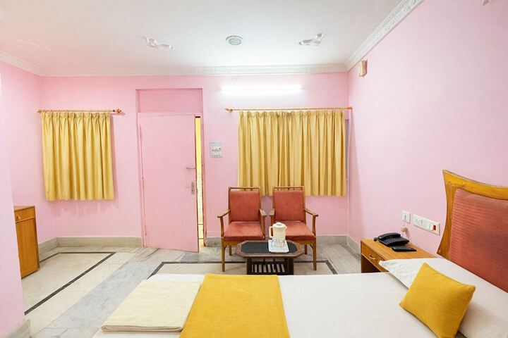 Room 5 of 16