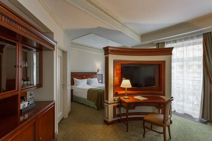 Room 16 of 38