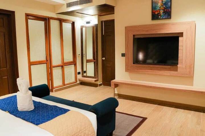 Room 5 of 93