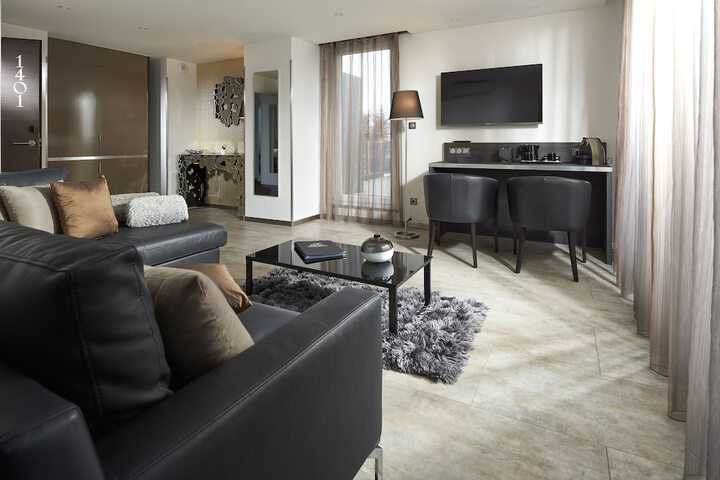 Room 4 of 93
