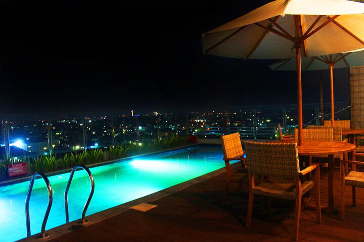 Hotel with Pool