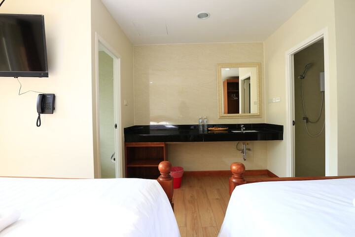 Room 32 of 43