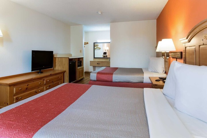 Deluxe Room 2 Double Beds Refrigerator, Microwave (4 of 21)