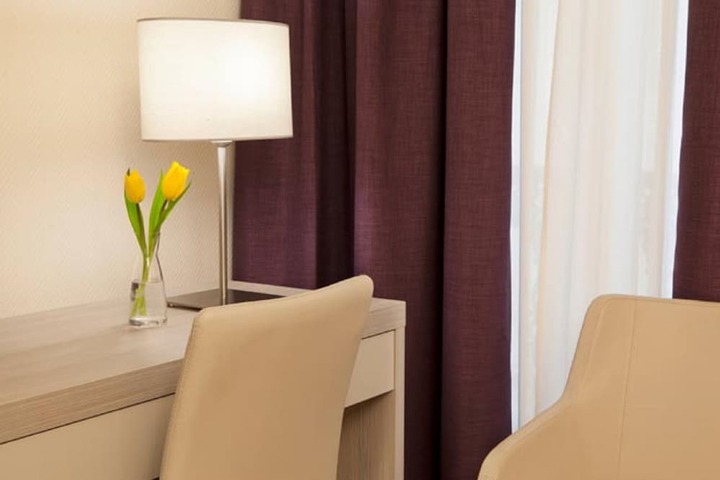 Room 32 of 65