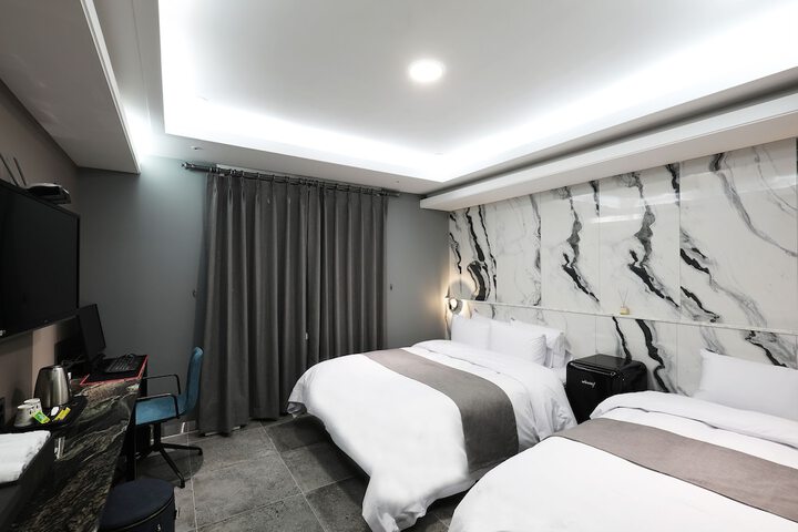 Room 7 of 96