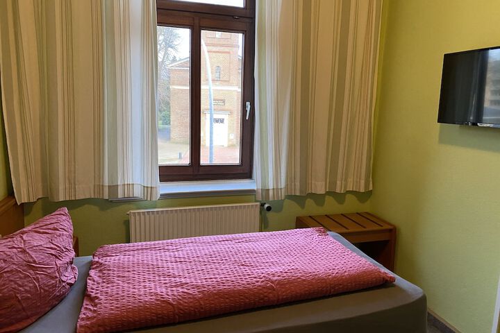 Room 15 of 28