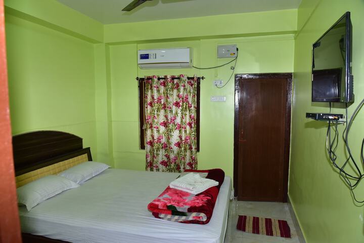 Room 5 of 18