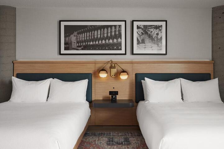 1 Queen Bed (4 of 9)