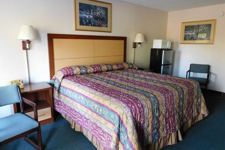 Economy Single Room 1 King Bed (1 of 7)