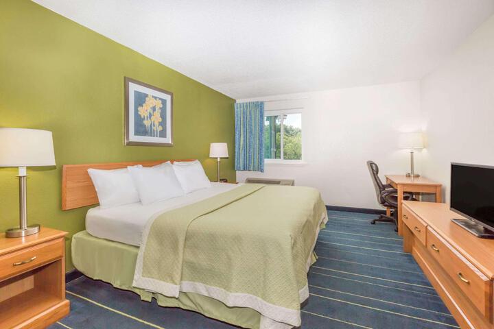 1 King Bed (4 of 16)