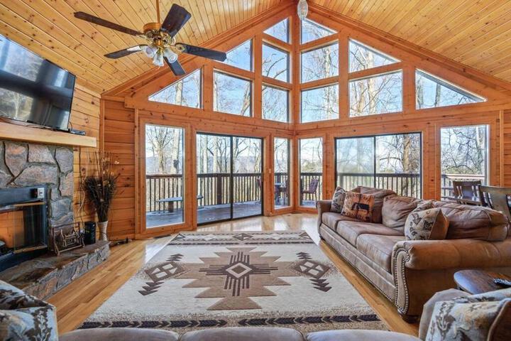 Serenity- serene mntn cabin in gated resort community with pool and amenities / view/Hottub/Secluded/Luxury/Theatre in Sevierville, TN