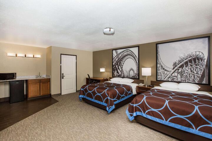 1 Queen Bed (10 of 11)