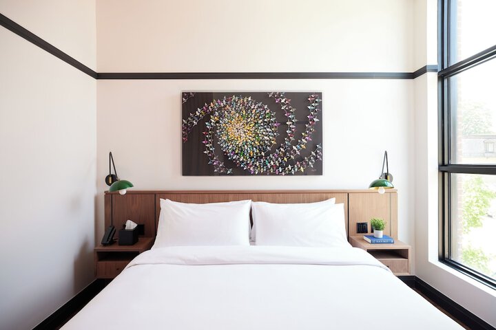 Premium Room 1 King Bed Accessible (19 of 21)