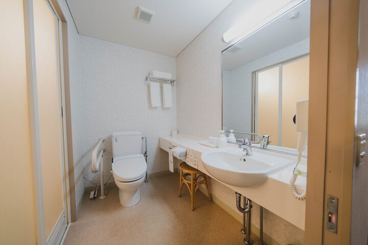 Room 8 of 12