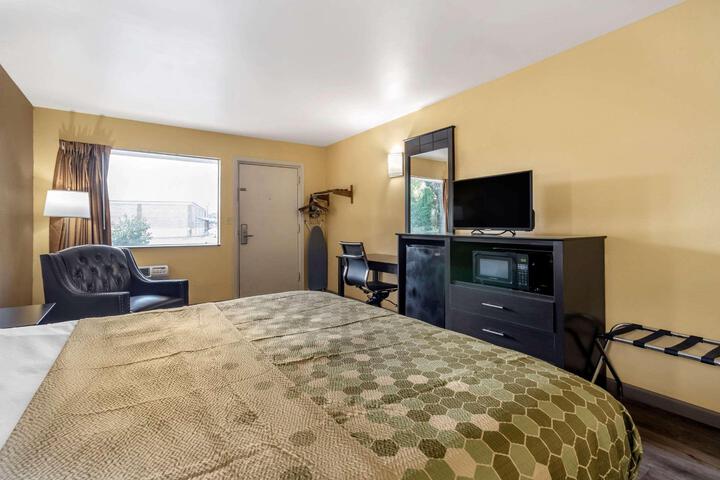 1 King Bed (1 of 13)
