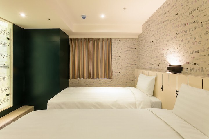 Room 9 of 35