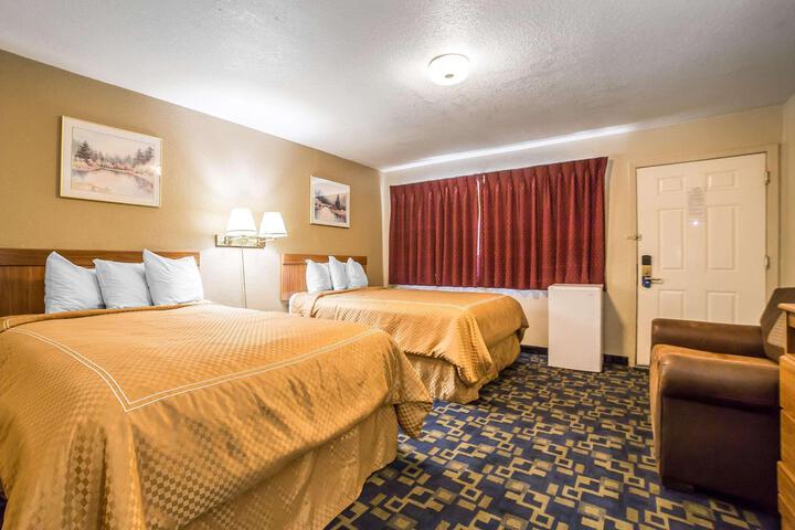 1 Queen Bed (10 of 26)