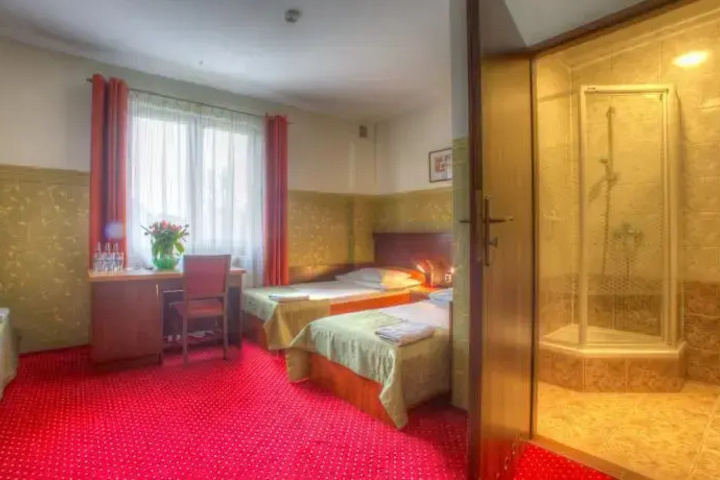 Room 4 of 9
