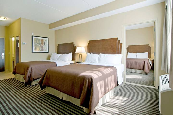 1 Queen Bed Tower Sofa Bed Work Desk Microwave and Refrigerator High Speed Internet Accessible Full Breakfast (5 of 26)