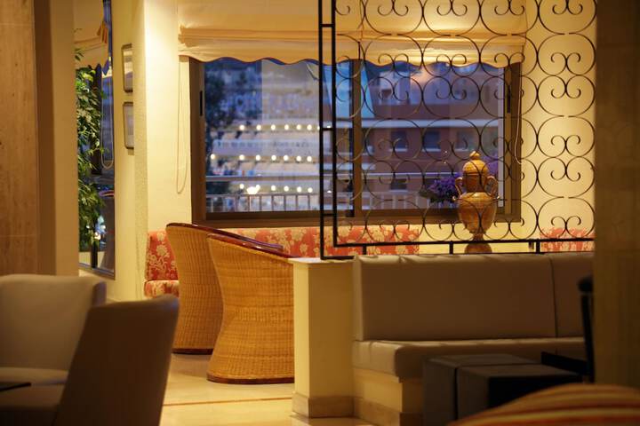 Lounge 48 of 76